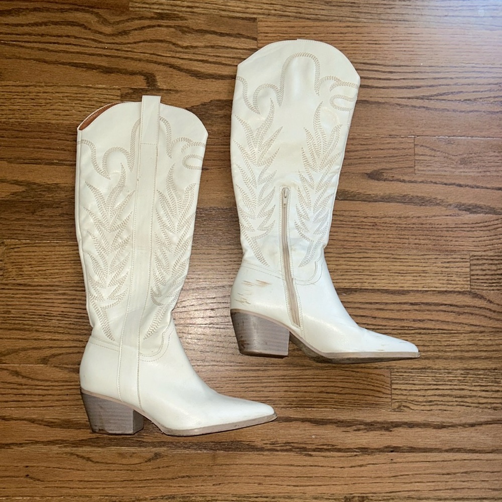 Oasis Society The Samara Boot (White)
